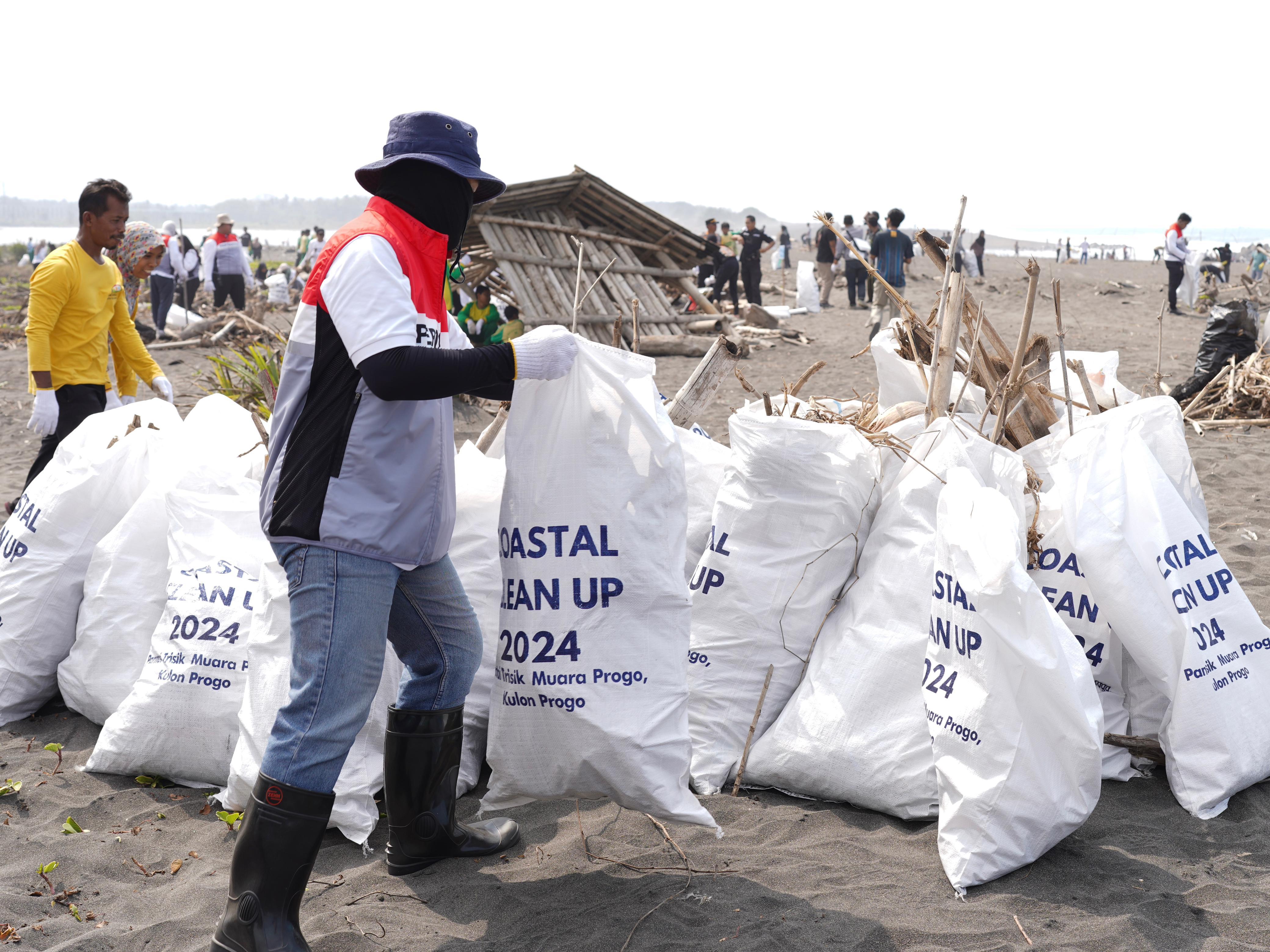 Pertamina Gandeng Pandawara Group Bersihkan 28 Ton Sampah di Pantai Yogyakarta