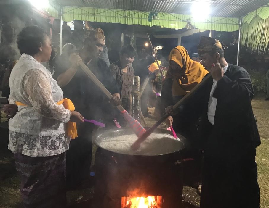 Njenang Suro, Warga Songgokerto Mengaduk Bubur Sambil Berdoa