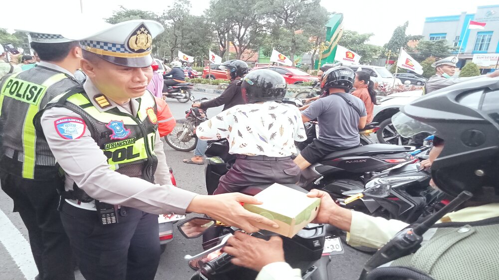 Ramadan 2026: IJTI Korda Sidoarjo dan Polresta Sidoarjo Berbagi Takjil Gratis