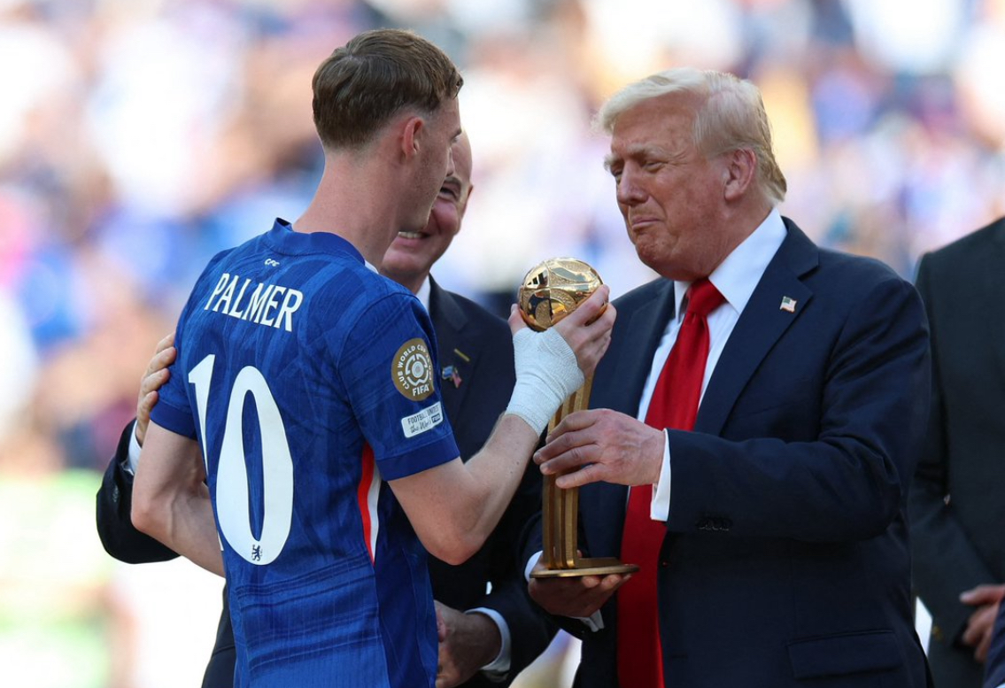 Cole Palmer Bingung Saat Donald Trump Nongol di Podium Penghargaan Chelsea, Netizen: Ia Kelihatan kesal!