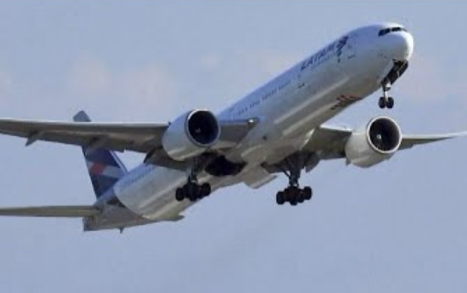 Pesawat Boeing 787 Milik LATAM Airlines 'Terjun Bebas', 263 Penumpang dan 9 Awak Terlempar dari Kursi 