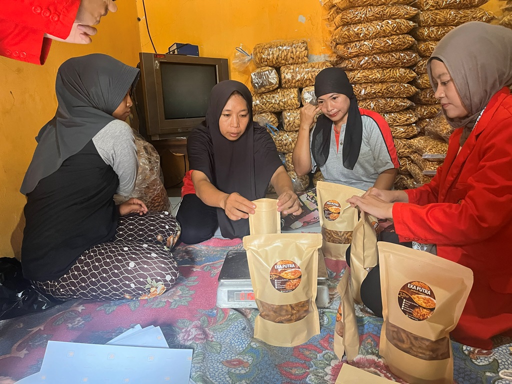 Mahasiswa KKN Untag Surabaya Latih UMKM di Pacet Mojokerto 