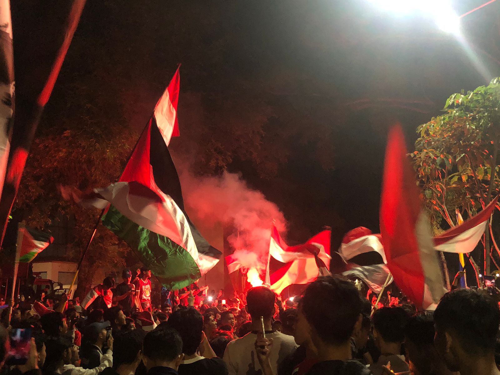  Flare hingga Bendera Palestina Berkibar Saat Nobar Timnas di Balaikota Depok