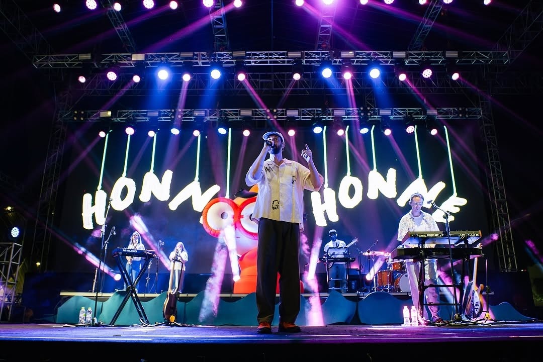 HONNE Panaskan Surabaya di Sounds of Downtown 2025, Kamera Analog Ikut Keliling!