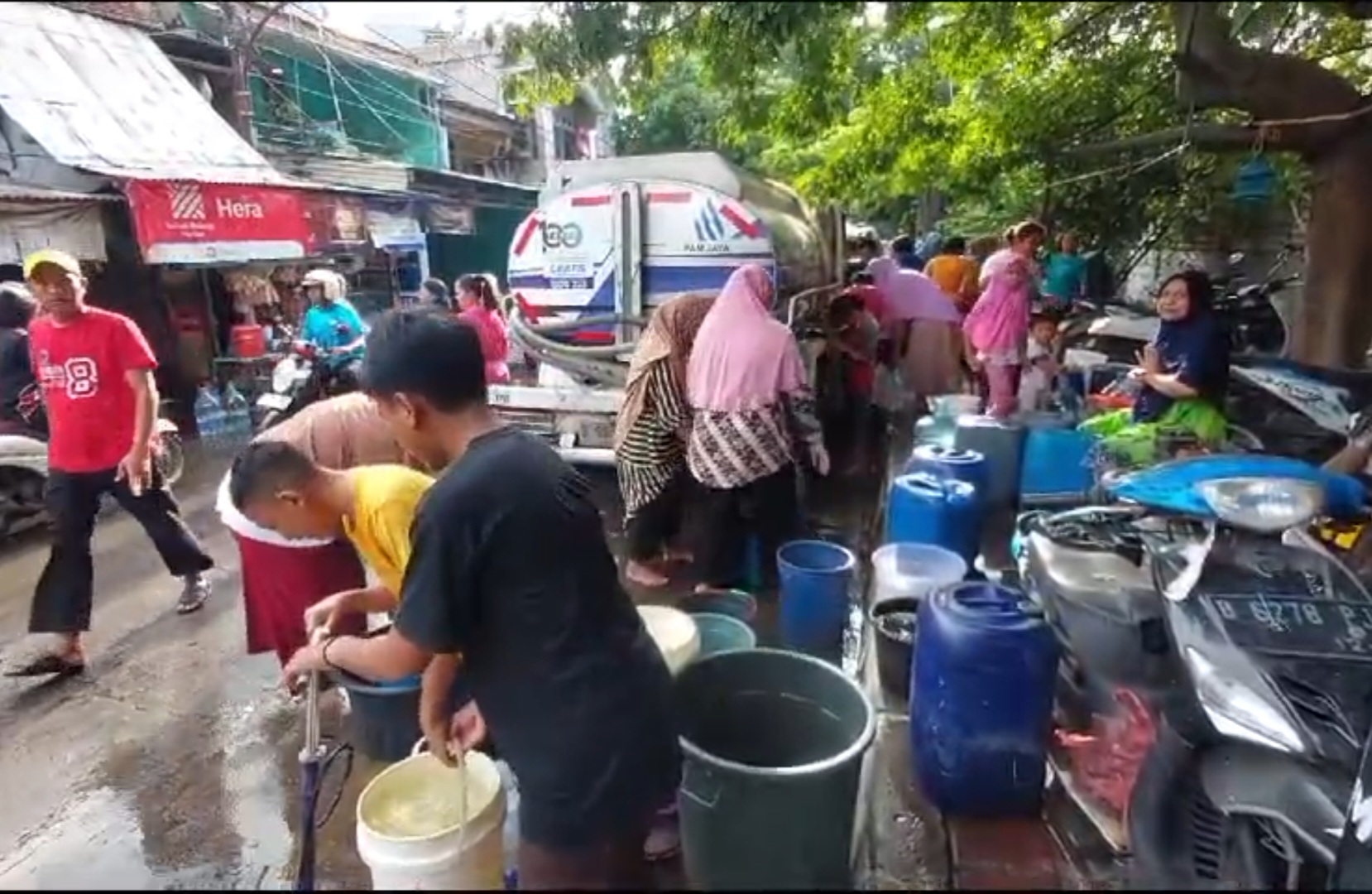 Kasihan.. Warga Ancol Krisis Air Bersih Sejak Seminggu, Aliran PAM Mati Tanpa Pemberitahuan