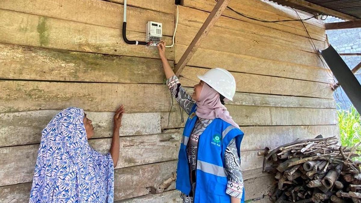 Tambah Lagi, Program Sambung Listrik Donasi Pegawai PLN Nyalakan 1.673 Rumah Keluarga Kurang Mampu