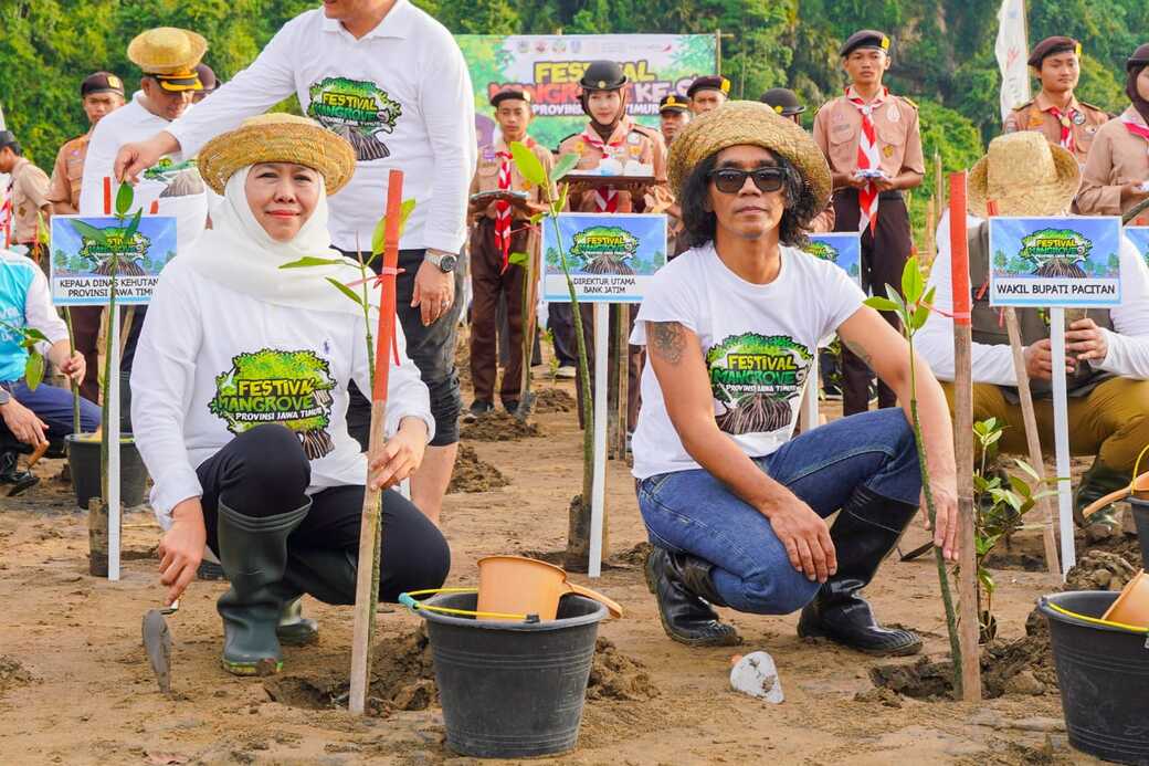 Khofifah dan Kaka Slank, Tanam Mangrove di Pacitan 