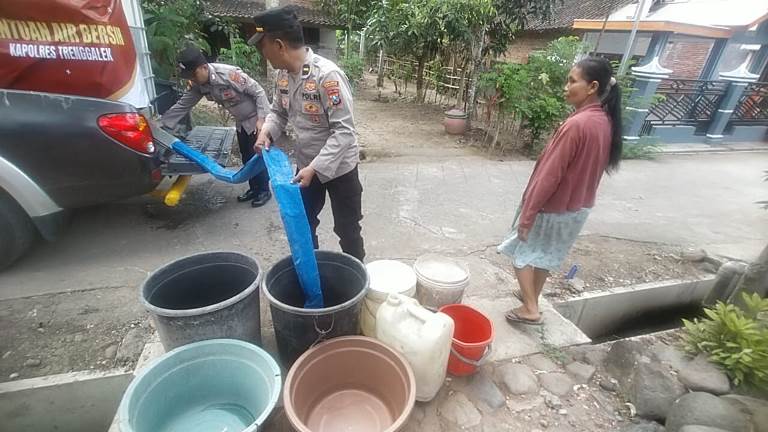 Patroli Genthong Polres Trenggalek Salurkan Air