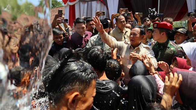 Prabowo Kembali Resmikan 5 Titik Bantuan Sumber Air Bersih di Kuningan, Jawa Barat