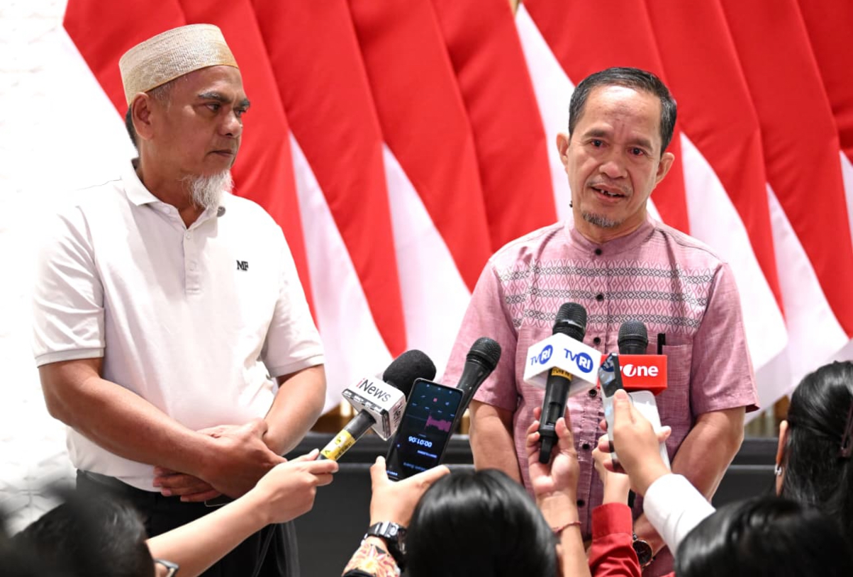 Momen 2 Guru Luwu Utara Menangis Haru, Terima Surat Rehabilitasi Langsung dari Presiden Prabowo