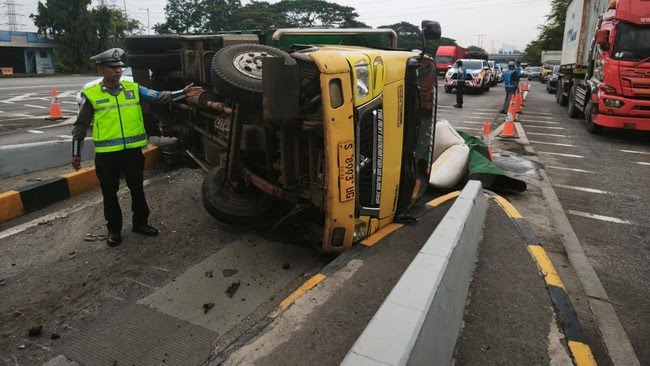 Truk Bermuatan Jagung Terguling di jalan menuju Gerbang Tol Waru, Lalu Lintas  Surabaya-Sidoarjo Sempat Tersen