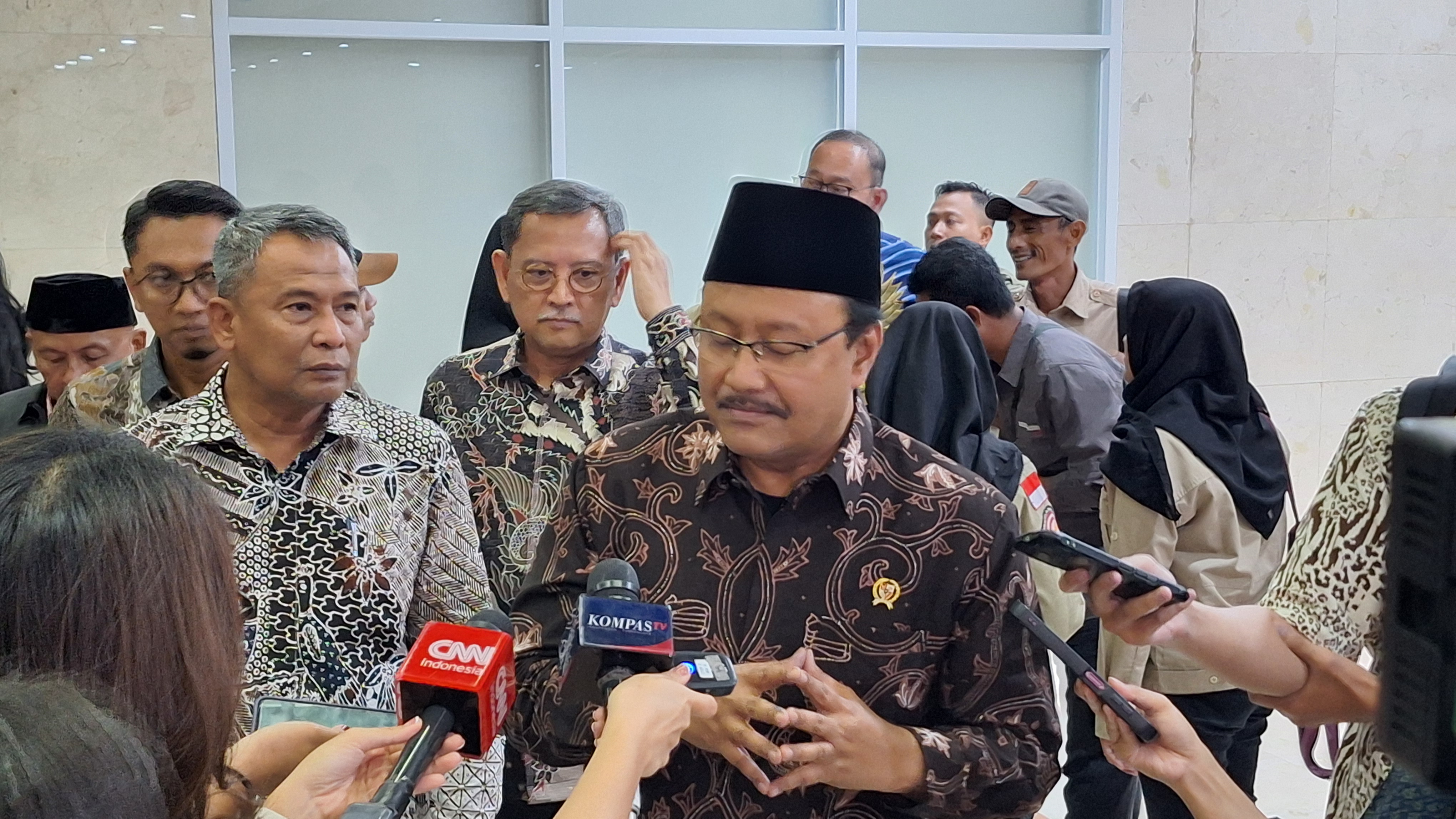 Bansos Dipakai Buat Judi Online? Mensos Gus Ipul Ancam Coret Nama Penerima