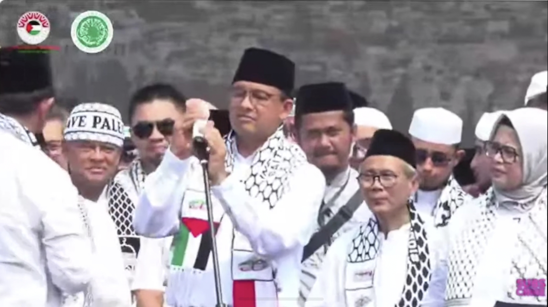 Turut Hadir Ikuti Aksi Bela Palestina, Anies Baswedan Tak Segan Gotong Mikrofon Sendiri