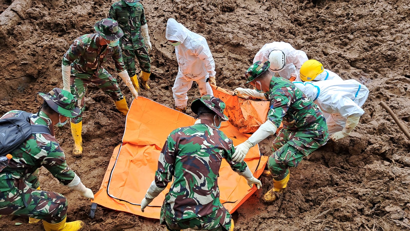 Basarnas Lanjutkan Pencarian Korban Longsor Pasirlangu 
