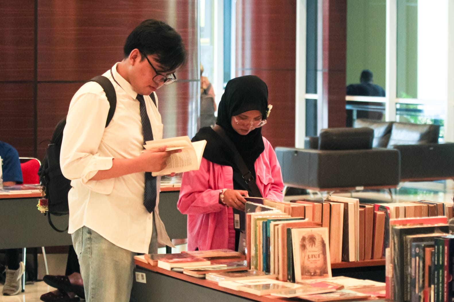 Mahasiswa S2 Kajian Sastra dan Budaya FIB UNAIR Usung Kritik Humanis dalam Pameran Riset Menjauhi Rumah, Mendekati Rumah