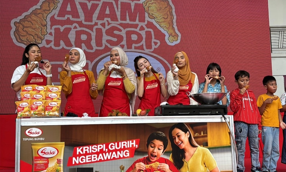 Yummy! Chef Olivia Tommy Ajak Ibu-Ibu Masak 10.000 Ayam Krispi Ibu Sasa