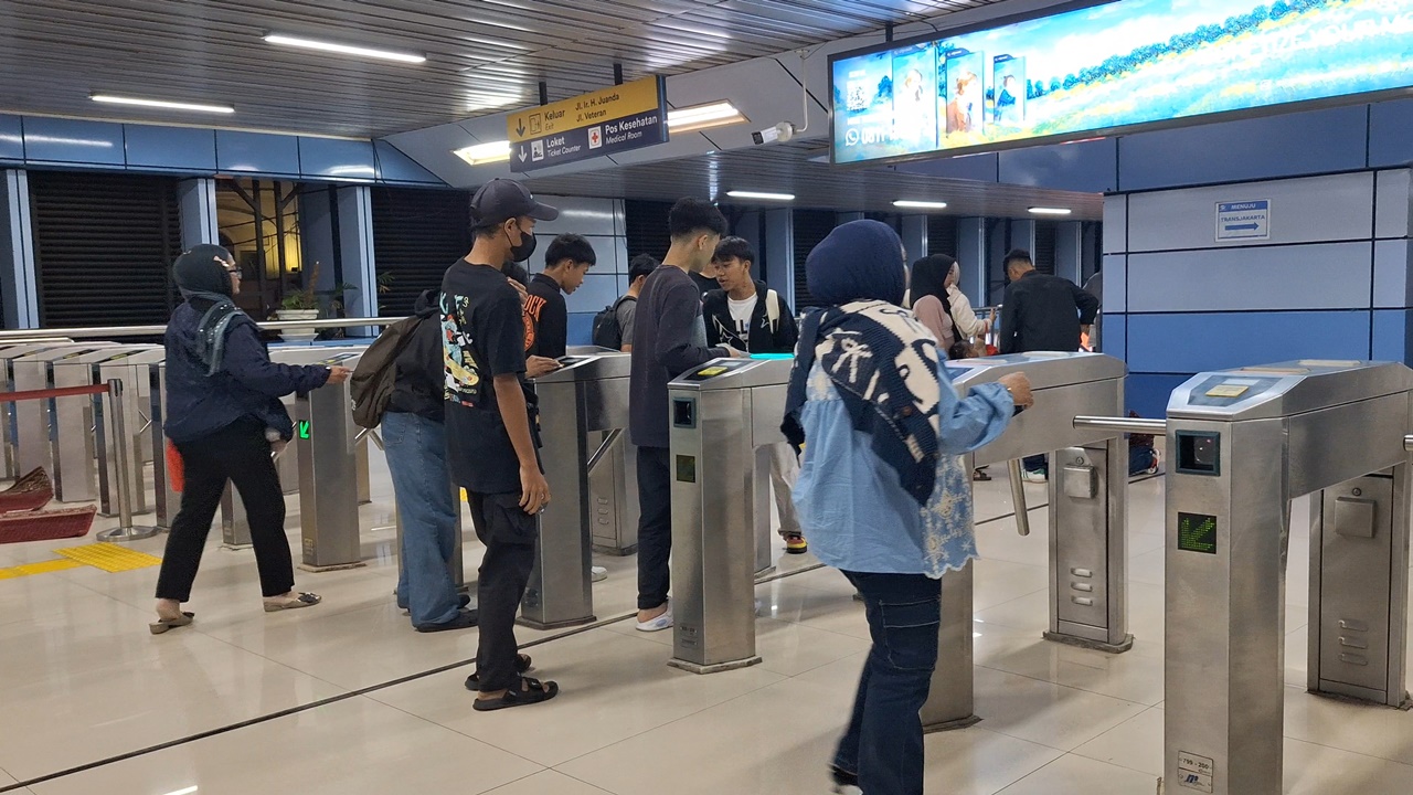 Rayakan Tahun Baru di Monas, Penumpang Padati Stasiun Juanda