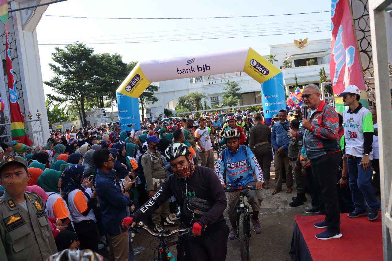 Ribuan Peserta Banjiri Puncak Peringatan Hardiknas