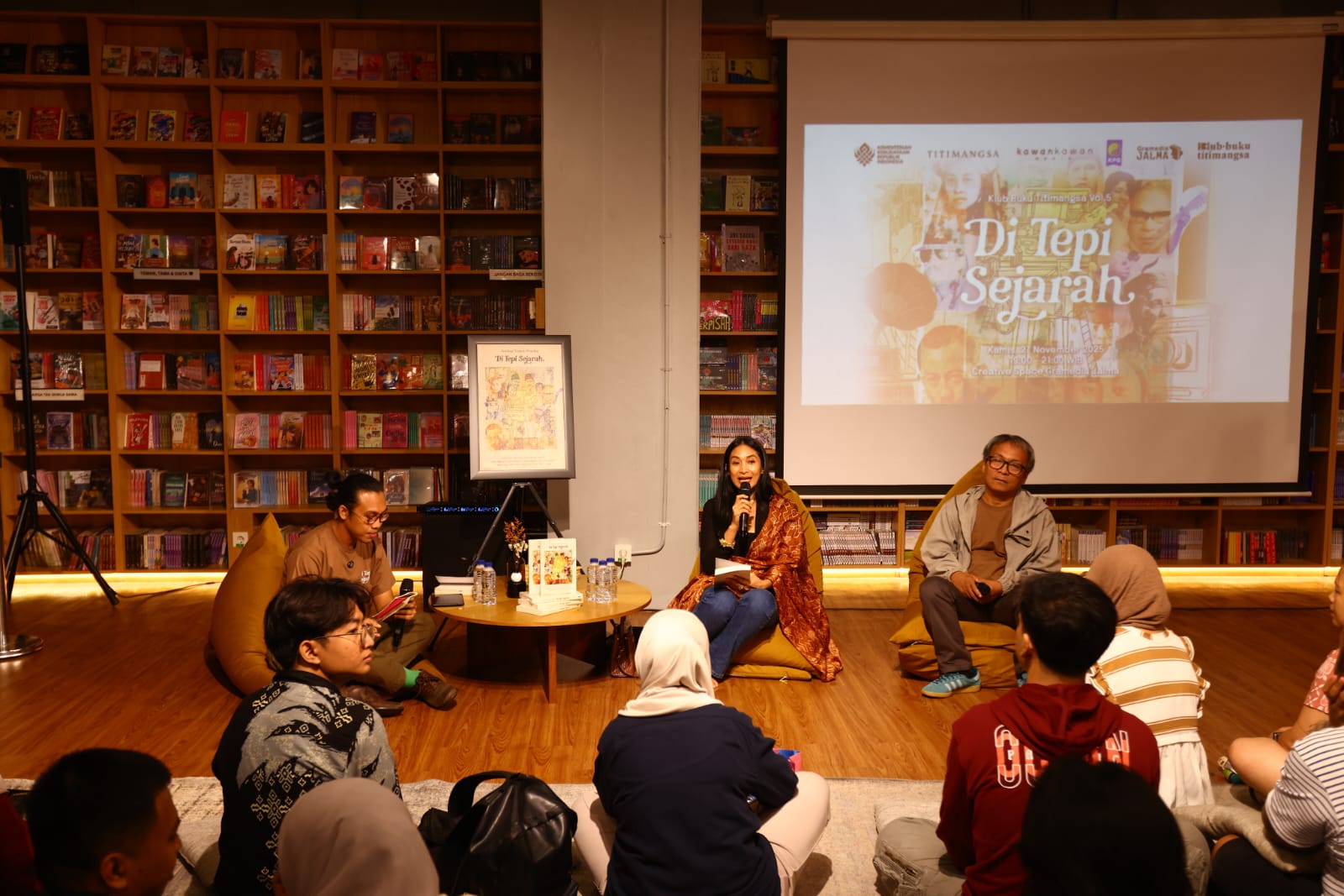 Titimangsa Rilis Buku Antologi Naskah Monolog Di Tepi Sejarah, Hadirkan Happy Salma dan Ahda Imran