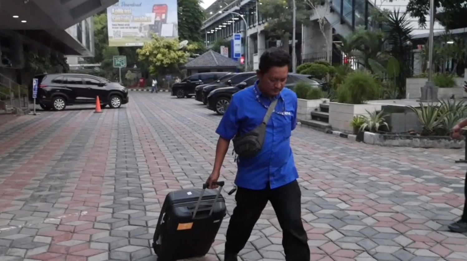 KPK Geledah 3 Ruang Dirjen ATR/BPN terkait Dugaan Suap HGB, 5 Koper dan 1 Kardus Bukti Diangkut