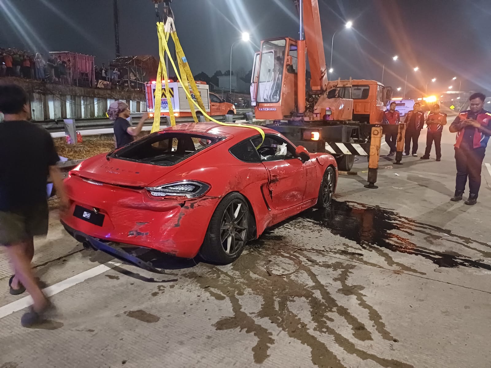Porsche Lepas Kendali di Tol Desari, Tabrak Pembatas dan Nyungsep ke Parit.