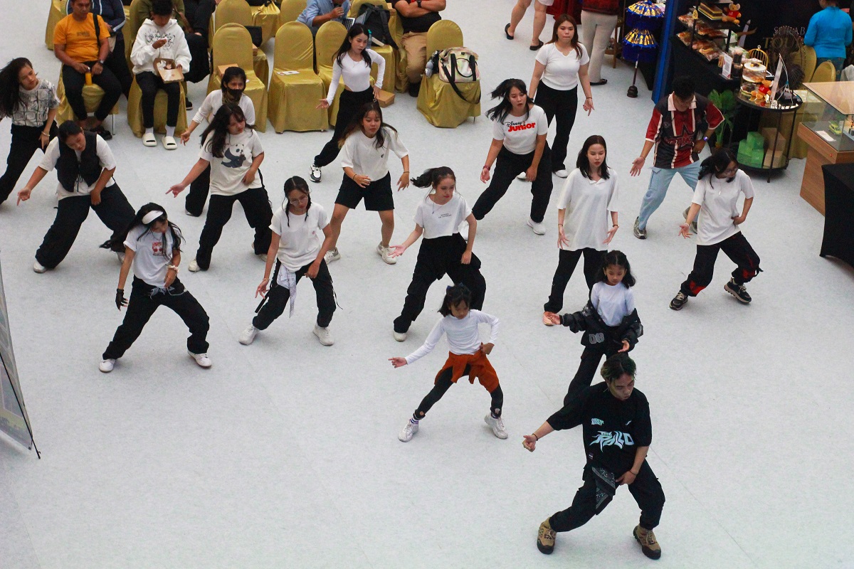 Kelas K-Pop Dance Surabaya Tourism Award 2025, Energi Muda Bawakan Showca Dance karya BTS