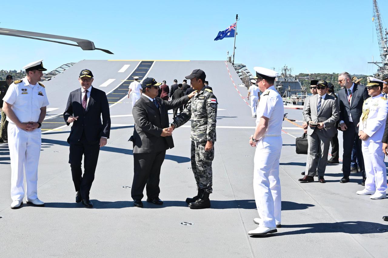 Kunjungan Prabowo ke HMAS Canberra Disambut Bagpipe dan Fly Pass Jet Tempur