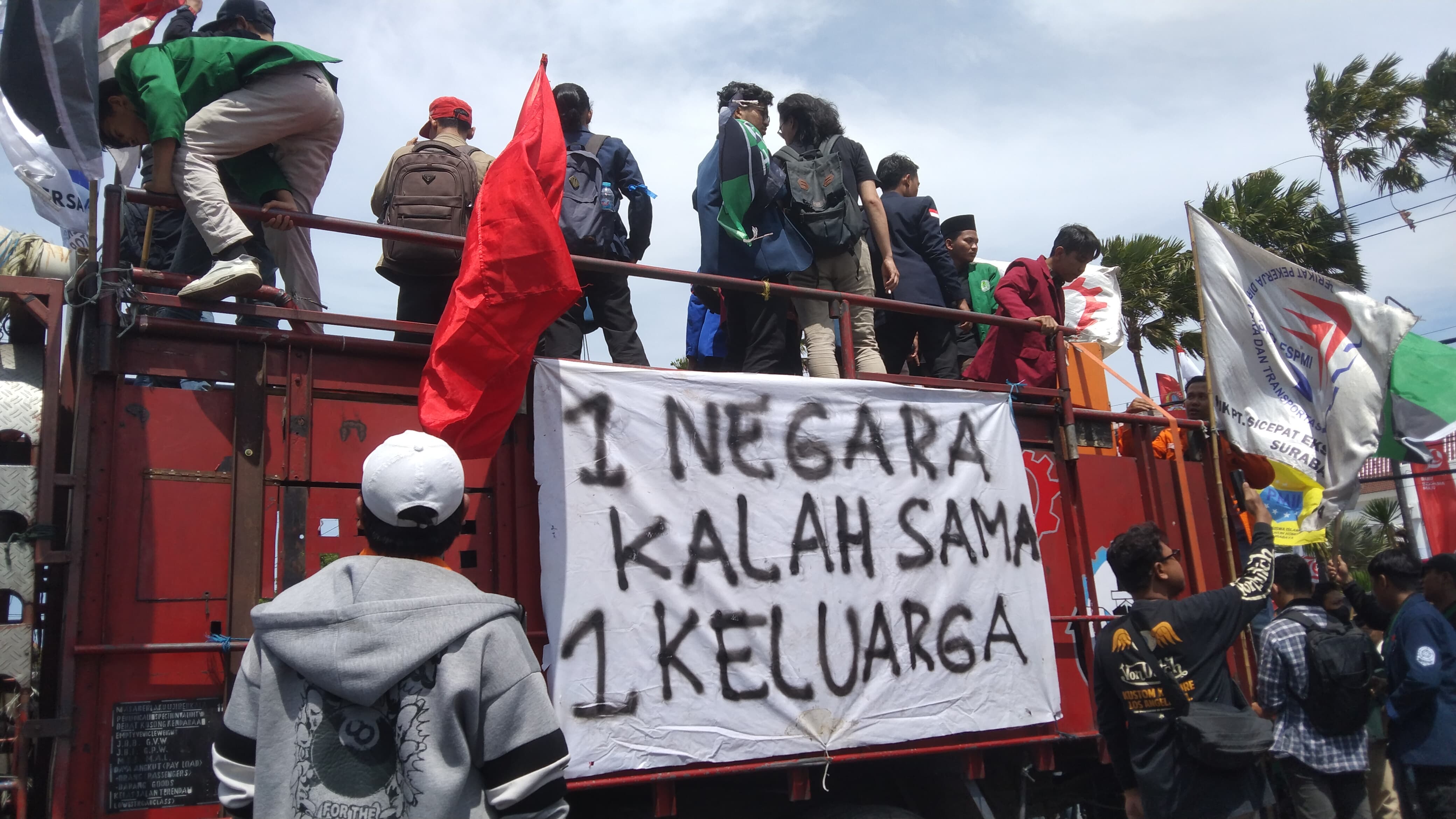 Seruan Massa Aksi di Depan Gedung DPRD Jawa Timur: Kami Butuh Pemimpin Yang Dipilih Rakyat, Bukan Parpol