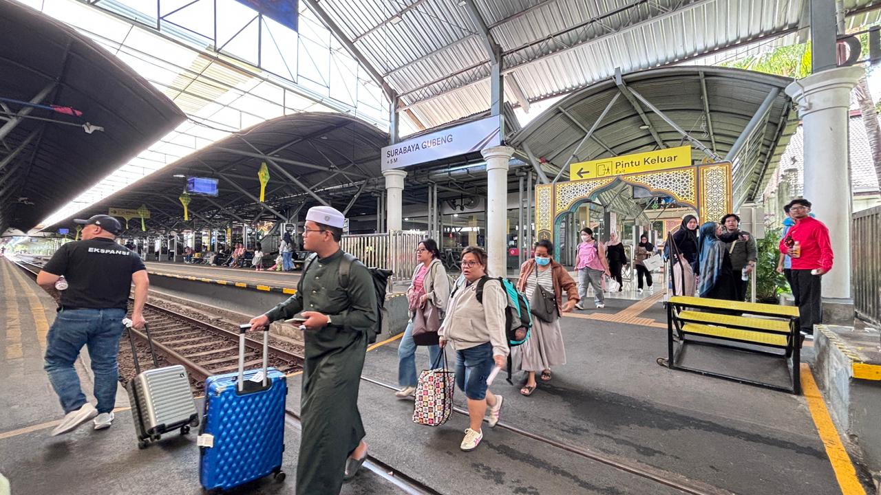 Imbas Tabrakan Kereta Bekasi, Berikut Daftar KA Batal dan Terlambat di Daop 8 Surabaya Hari Ini!