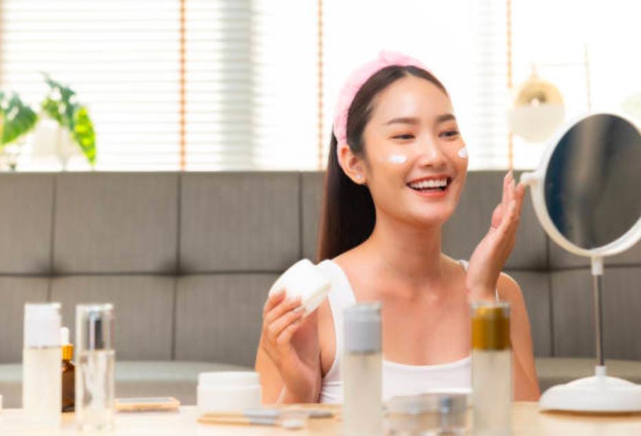 Minimalist Skincare vs 10-Step Routine: Mana yang Lebih Efektif untuk Kulit Sehat?