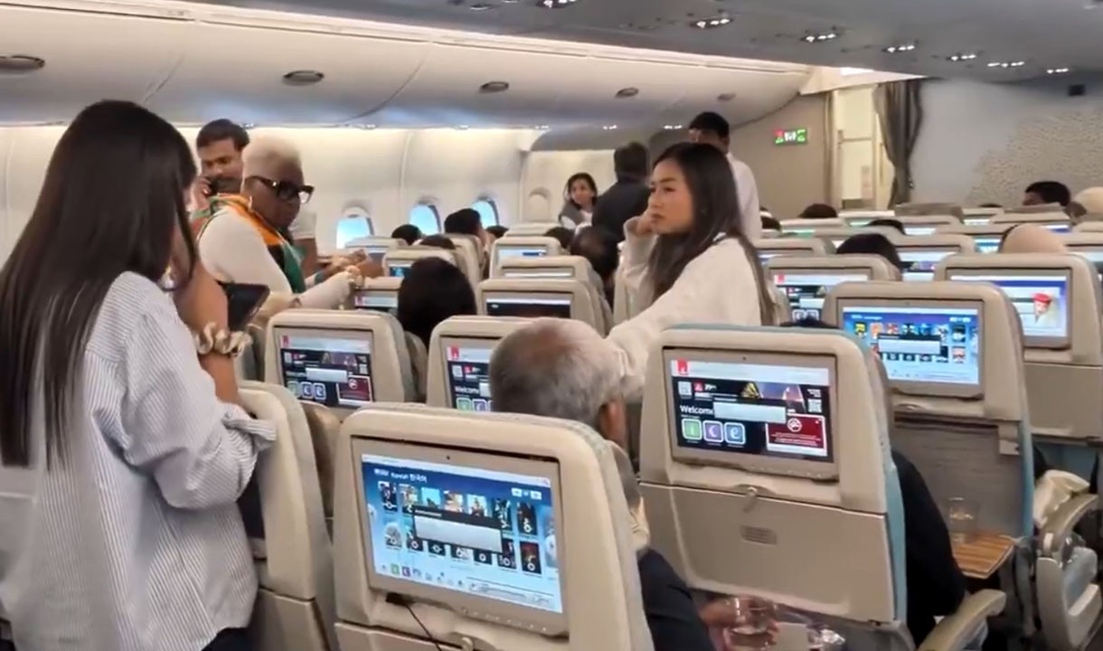 Warga India Penumpang Emirates Panik dan Batalkan Keberangkatan Buntut Trump Naikan Biaya Pemegang Visa H1B India Hingga 100 Ribu USD