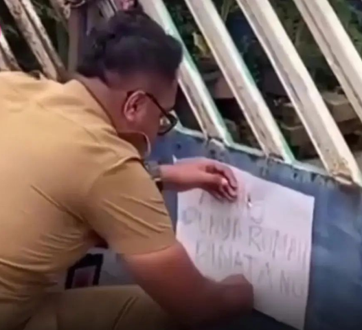 Viral Aksi Pria Berseragam ASN Tempel Kertas Bertuliskan 'Binatang' di Pagar Rumah Warga, Pemicunya Bikin Geregetan