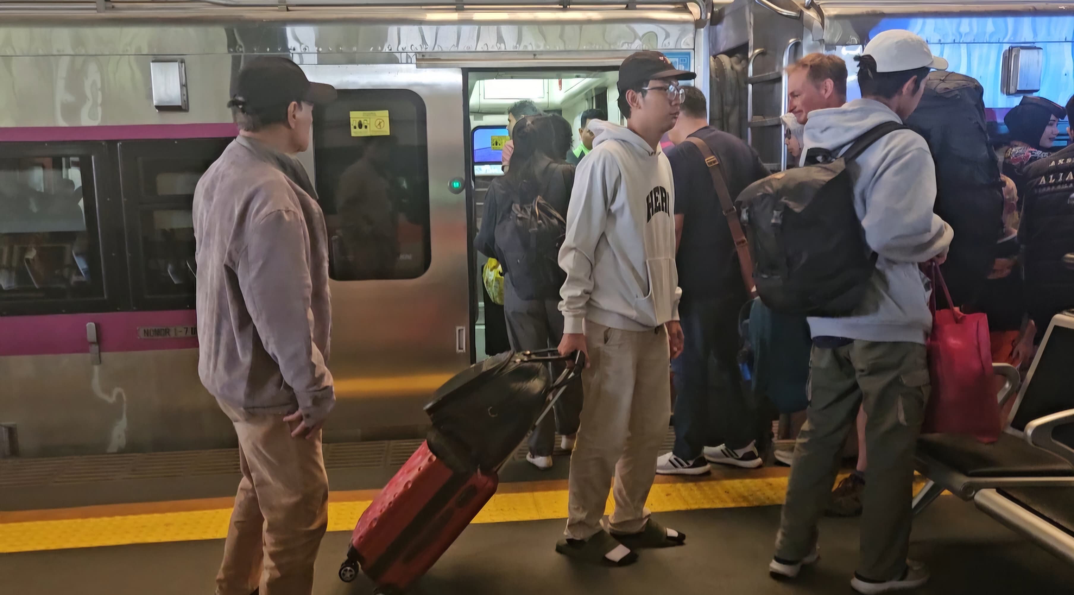 Hari Buruh Internasional KAI Daop 1 Layani 64 Ribu Penumpang