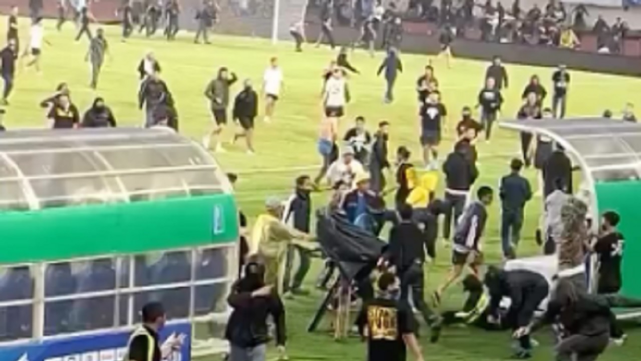 Ricuh! Oknum Bobotoh Masuk Lapangan Usai Persib Kalahkan Persija, Steward Jadi Korban Serangan