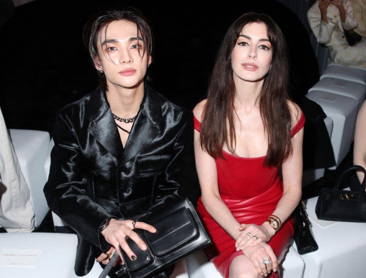 Hyunjin Stray Kids Duduk Bareng Anne Hathaway dan Ningning Aespa di Milan Fashion Week   