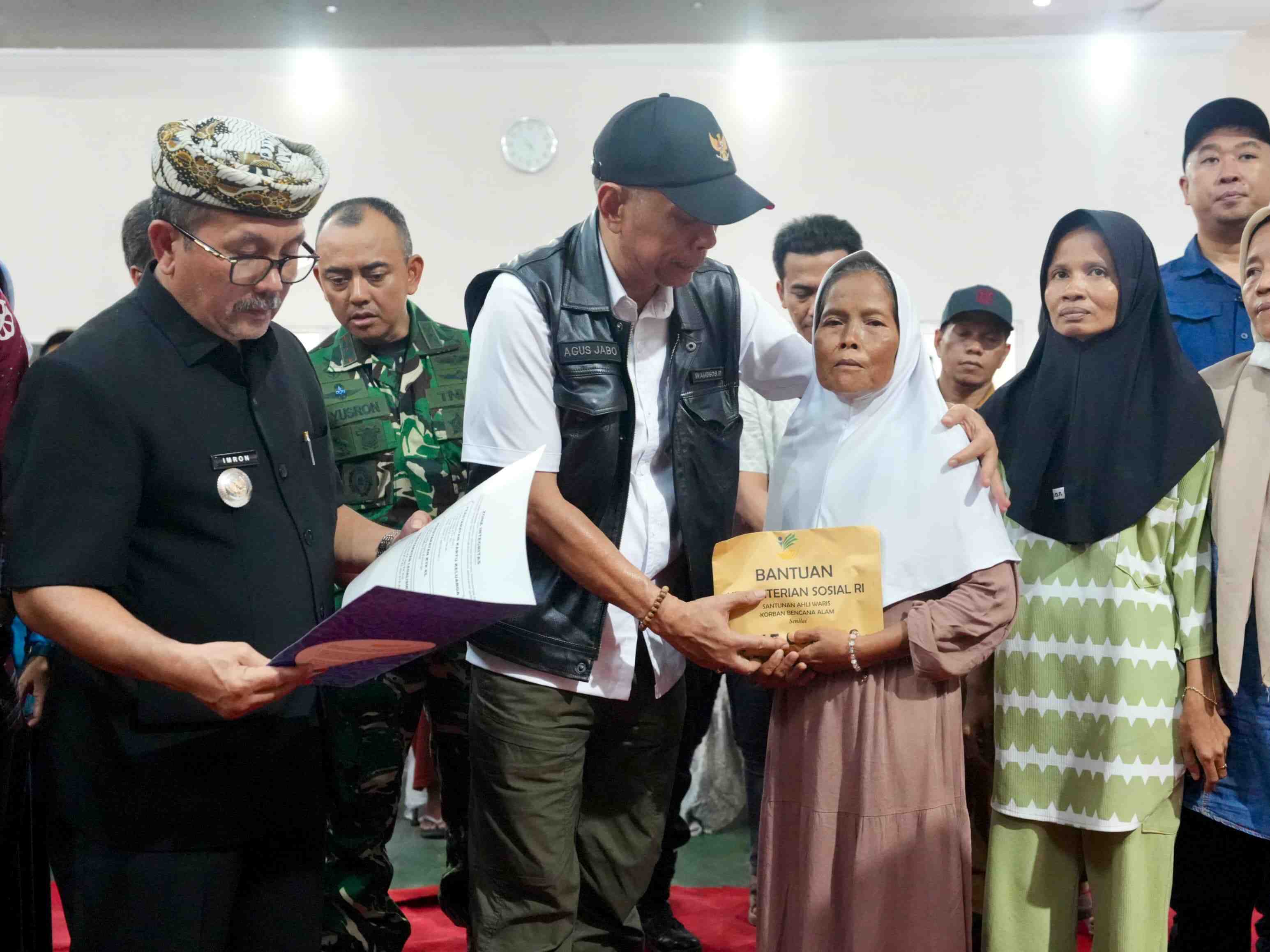 Kemensos Beri Bantuan Santunan dan Sembako untuk Korban Longsor Cirebon