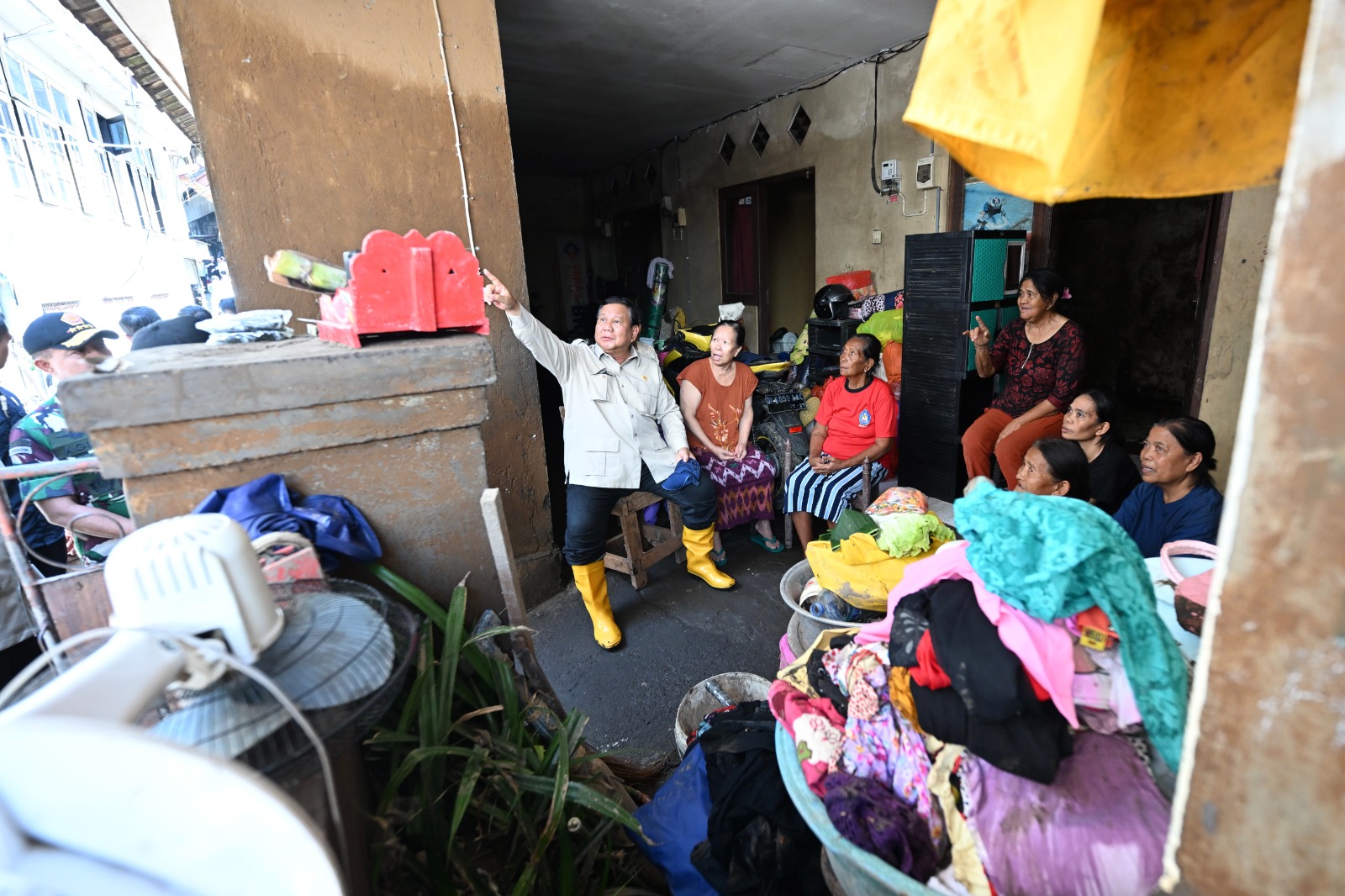 Prabowo Blusukan ke Lokasi Banjir di Bali, Cek Sendiri Distribusi Bantuan Bencana