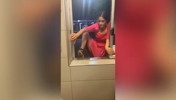 Video Viral! Aksi Nekat Wanita Mendadak Lompat Masuk Lewat Jendela Drive Thru, Ternyata...