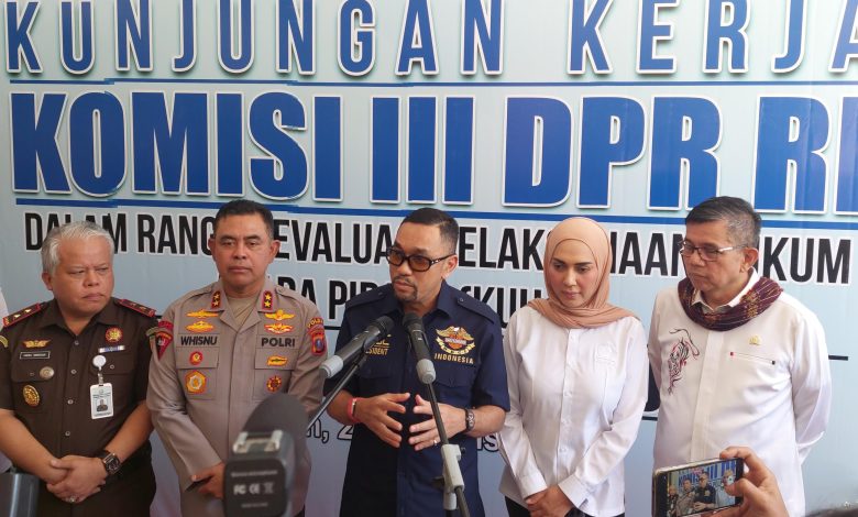 Ramai Seruan Bubarkan DPR, Ahmad Sahroni: Kritik Silakan, Jangan Berlebihan
