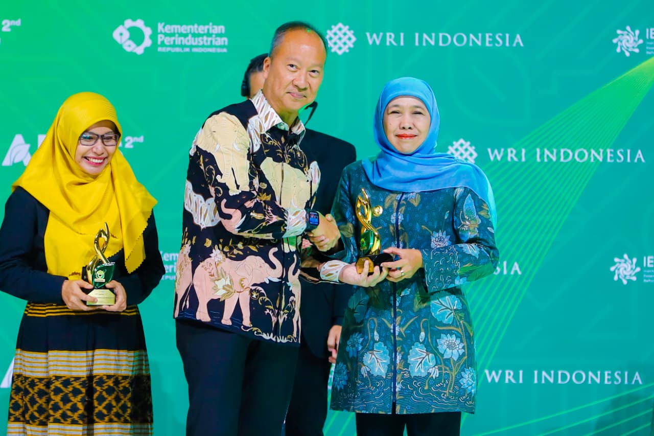 Khofifah Terima Penghargaan Implementasi Ekonomi Hijau
