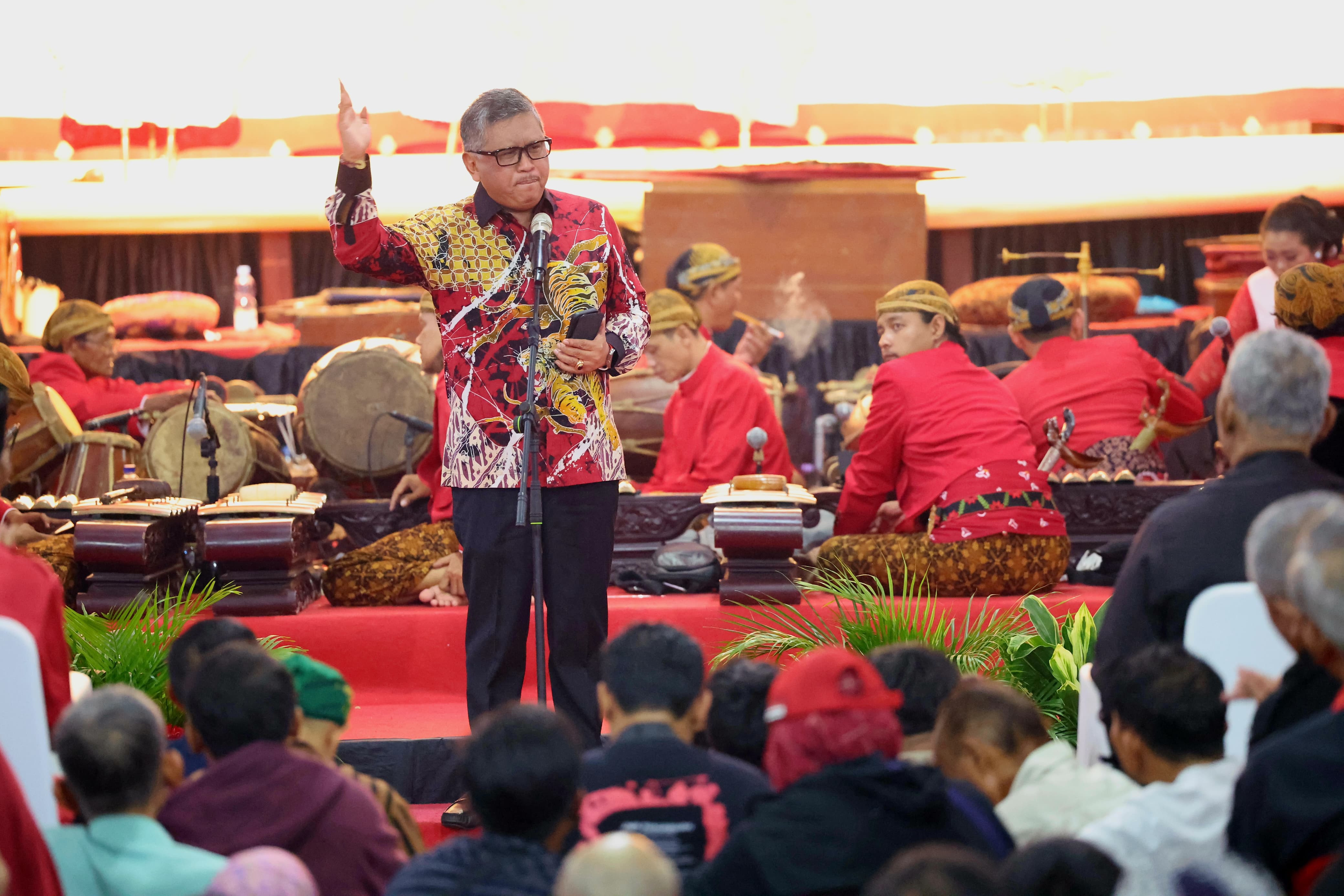 Hasto Kristiyanto Ungkap Makna Pertunjukan Wayang dalam Peringatan Bulan Bung Karno di Sekolah Partai PDIP