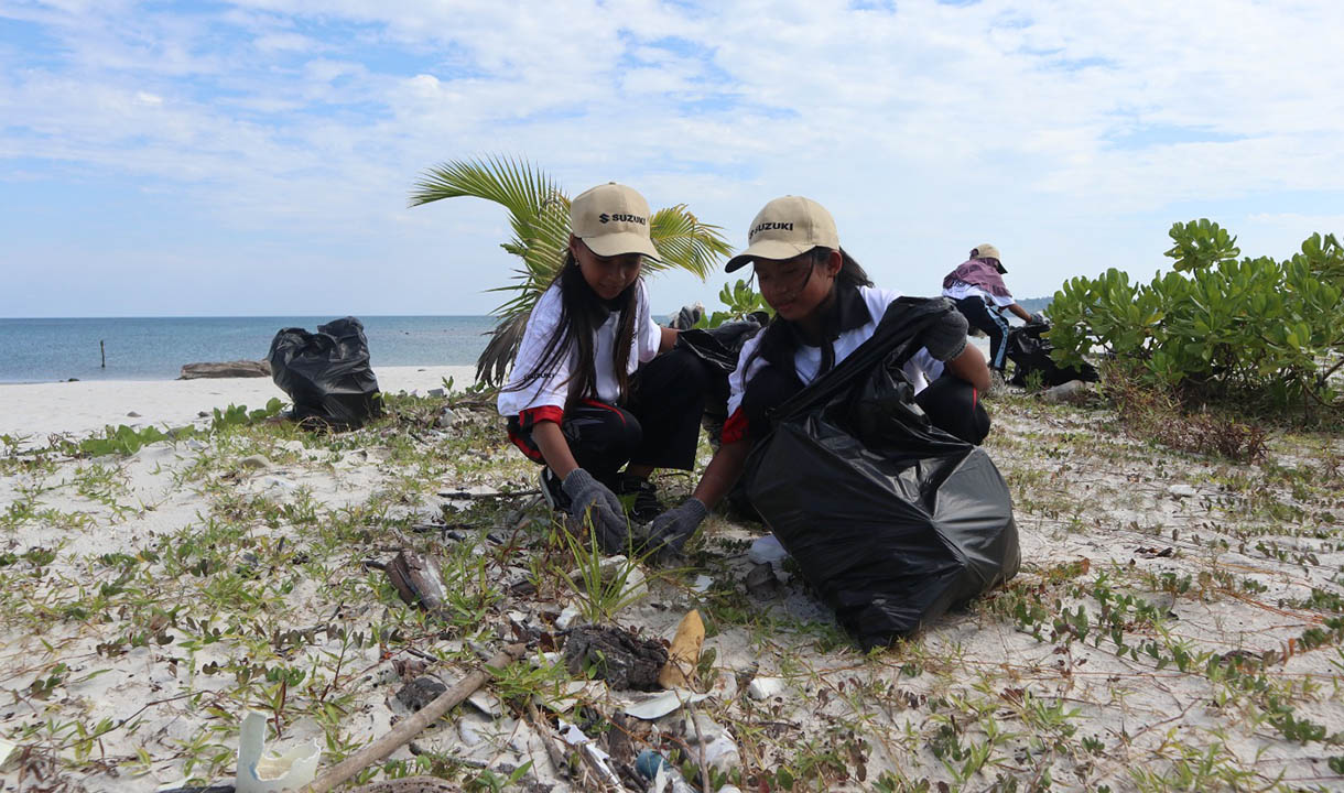 Suzuki Clean Up The World ke 12 di Belitung Bersihkan Ratusan Kilogram Sampah Plastik