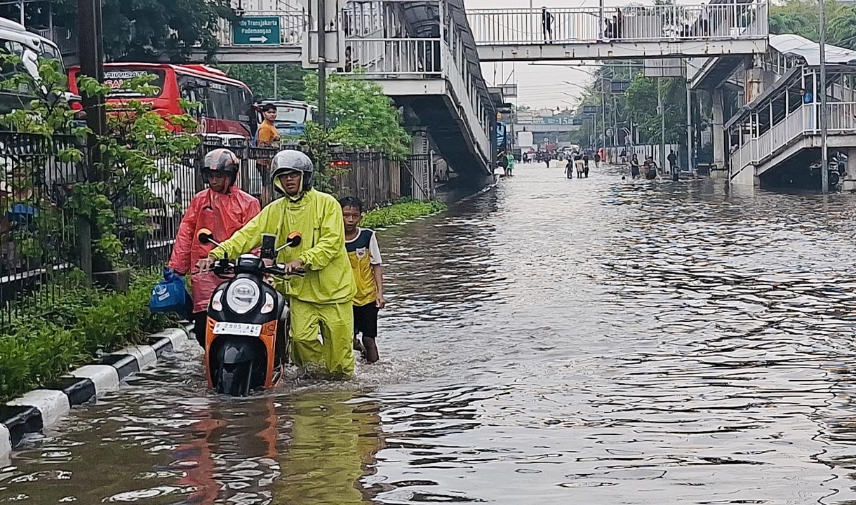 Banjir Jakarta Rendam 34 RT dan Puluhan Jalan hingga 70 Cm