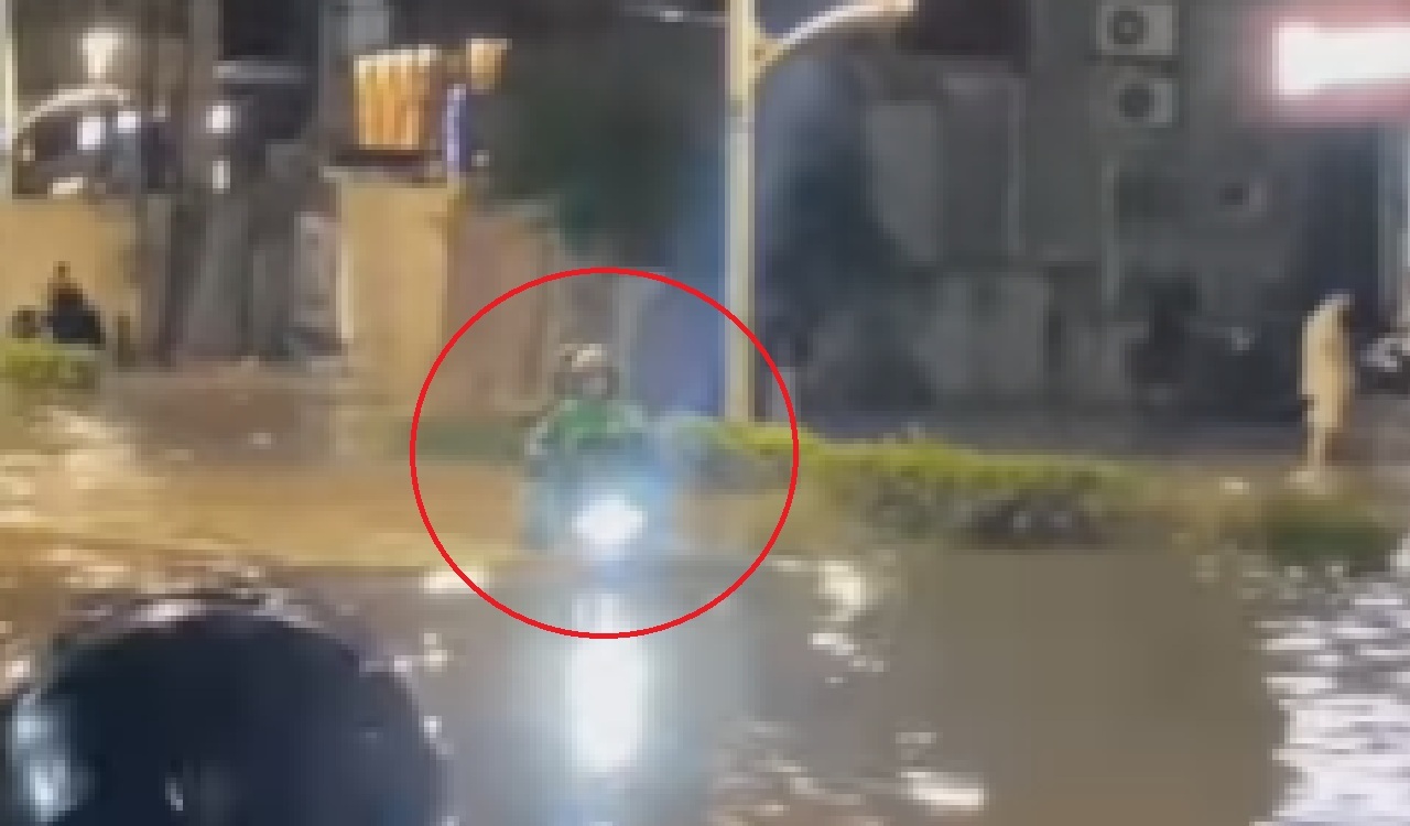 Viral Ojol Sukses Terobos Banjir dengan Motor Listrik di Kemang, Dapat Sorakan Pengendara Lain