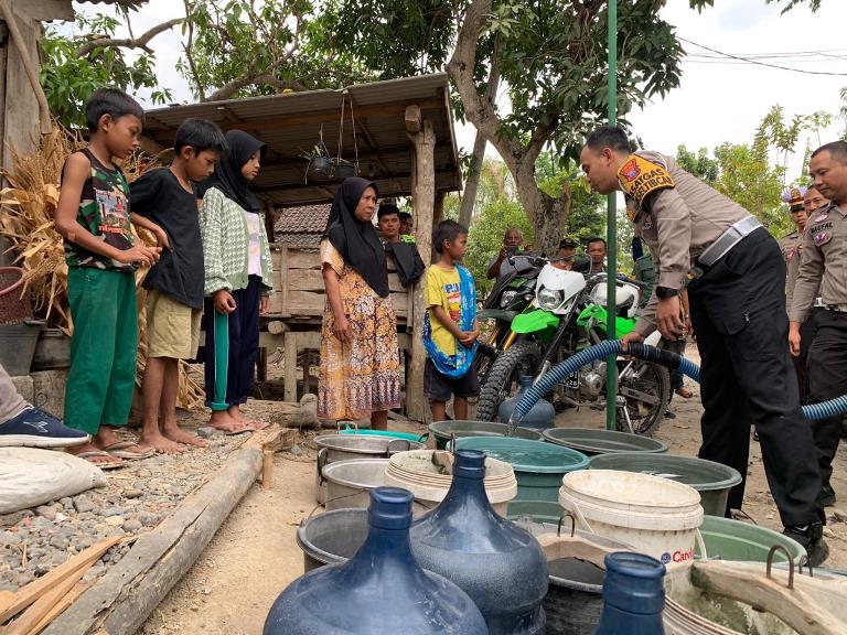 Kekeringan, Polres Jombang Pasok 14.000 Liter Air dan Sembako di Desa Klitih