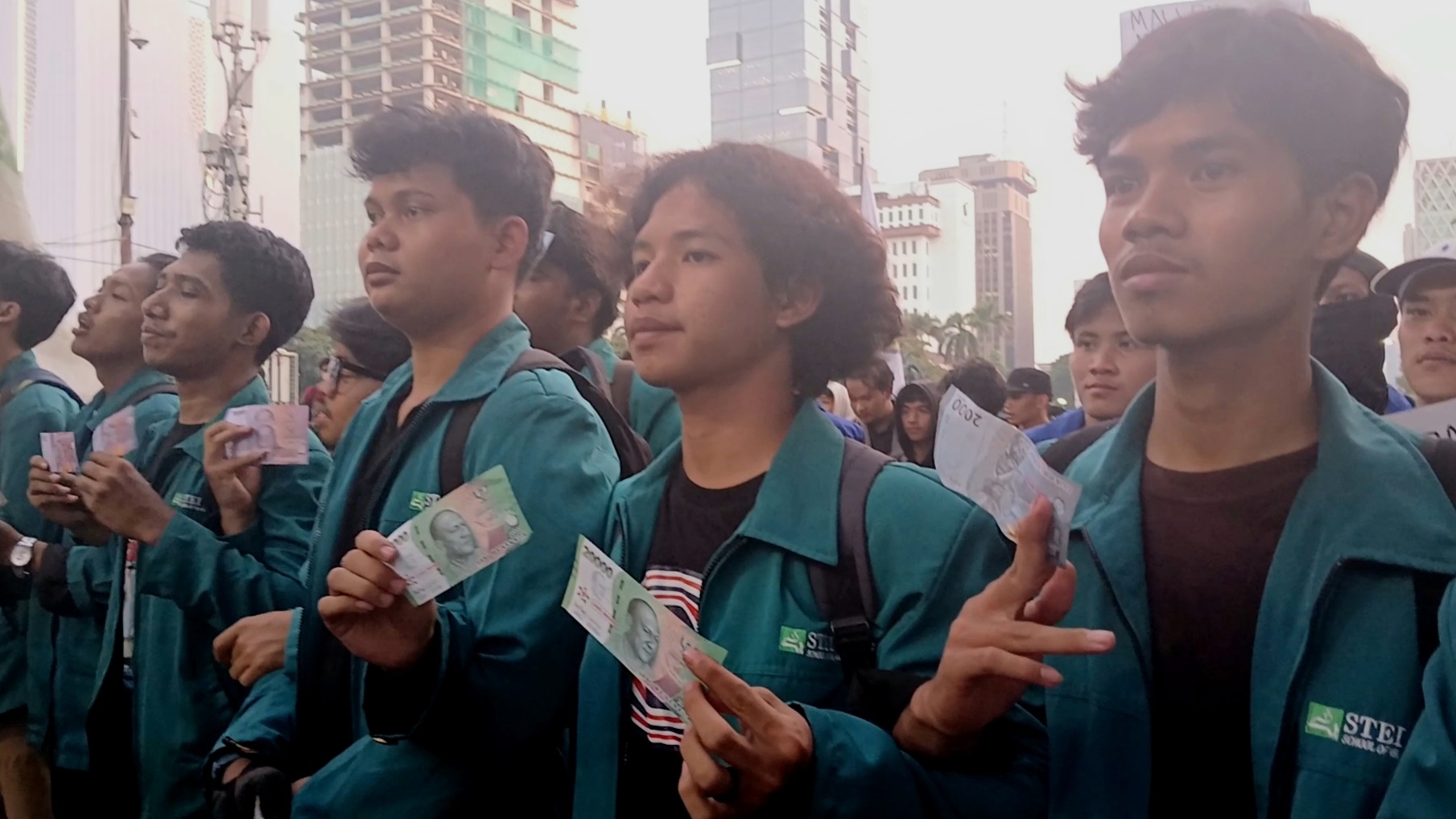 Demo Tolak PPN 12 Persen, BEM SI Lemparkan Uang ke Arah Istana Negara