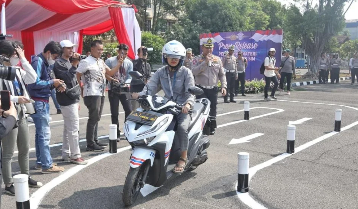 Besok, Materi Ujian Praktik SIM C Lintasan Huruf S Mulai Diberlakukan