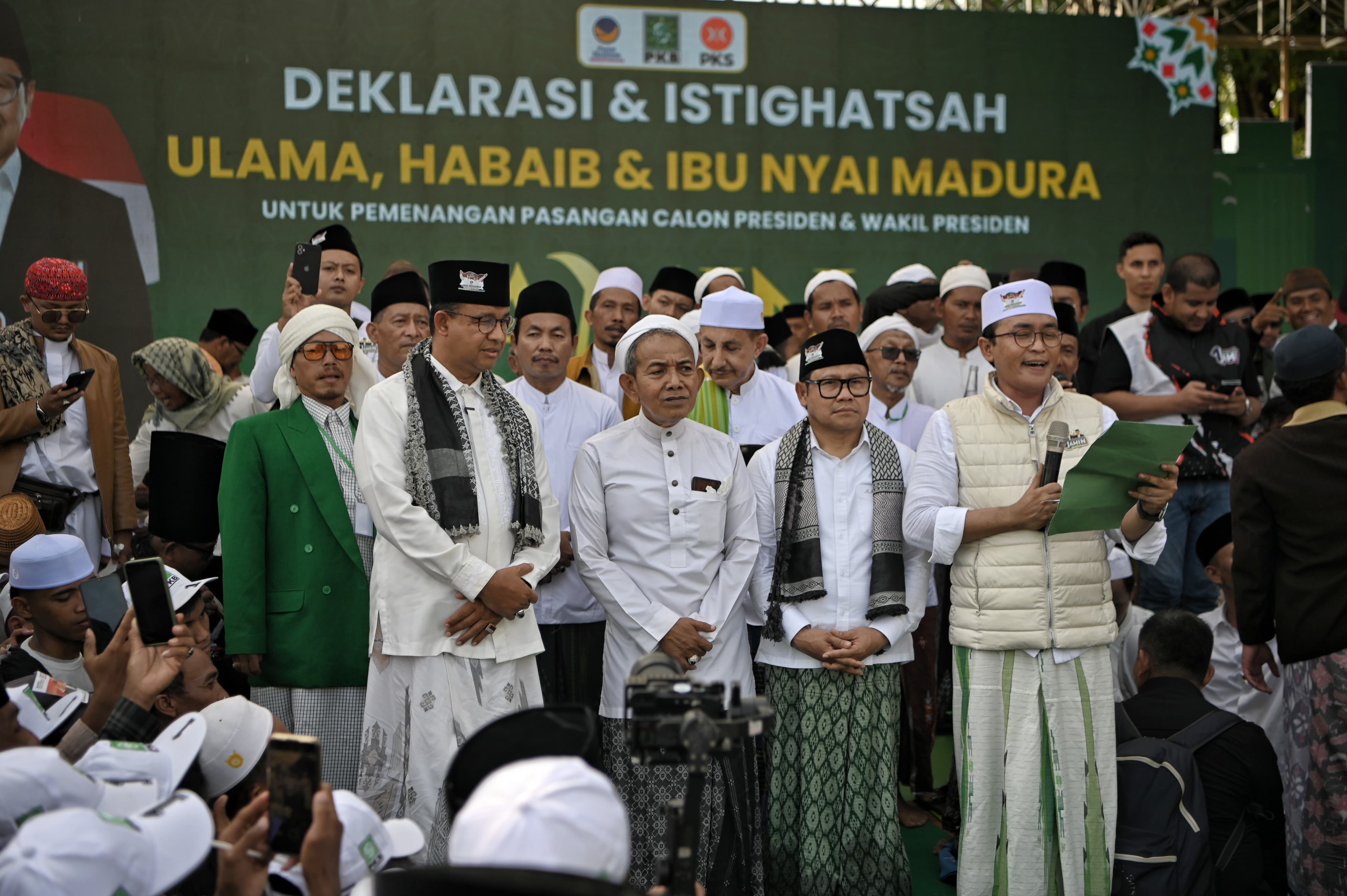 Dipanggil Lora, Tanda Ulama dan Nyai se-Madura Dukung Anies-Muhaimin