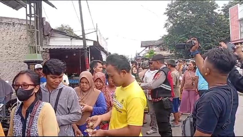 Kisah Ibu di Bekasi Rela Berjalan Ratusan Meter Demi dapat Gas LPG 3 Kg
