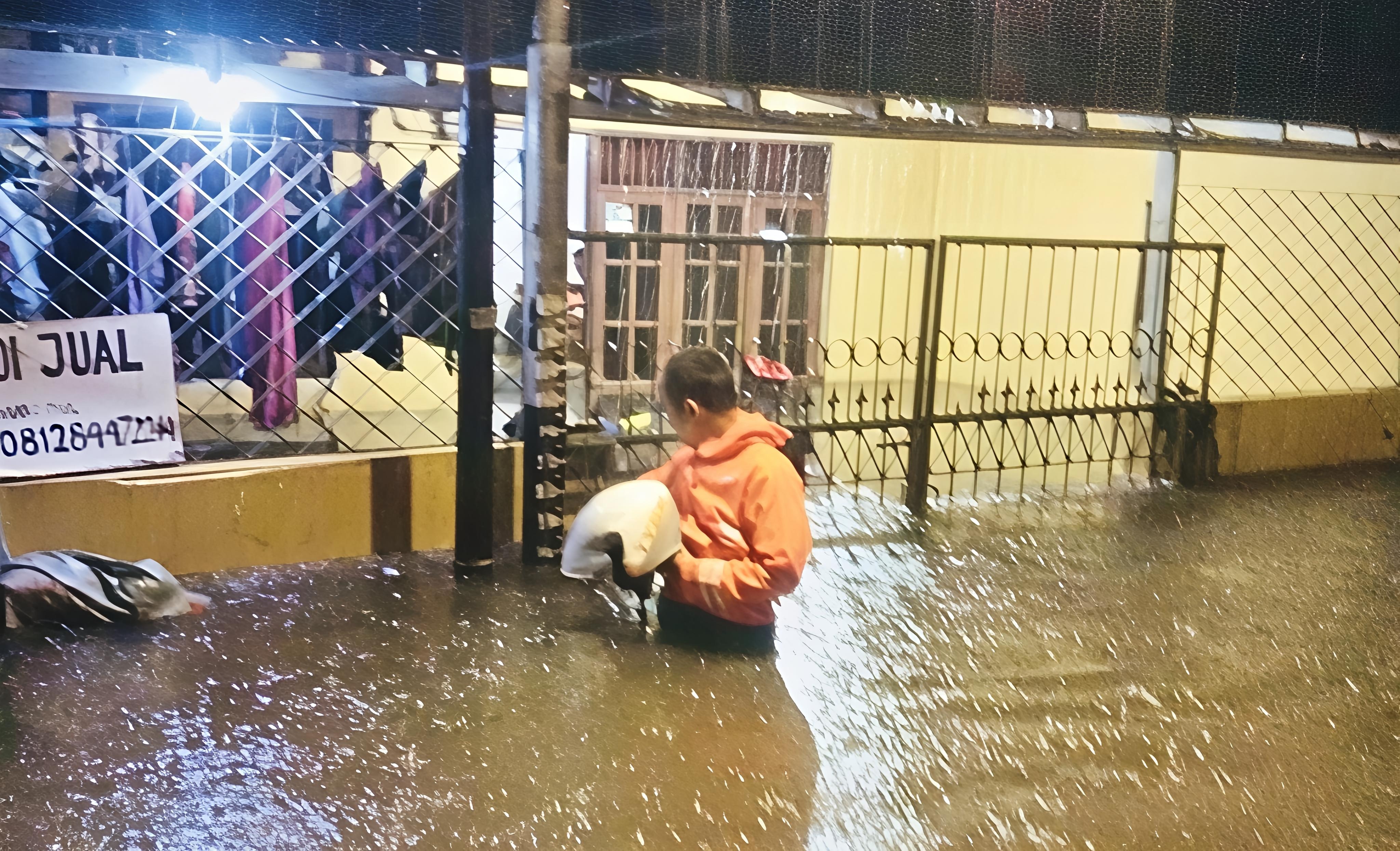 Mampang Prapatan Teredam Banjir 1,5 Meter, Total 39 RT di Jakarta Tergenang